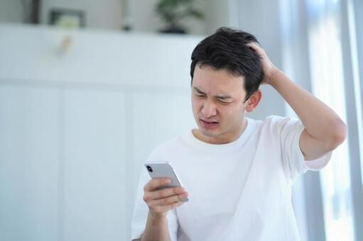 携帯を見る男性.jpe