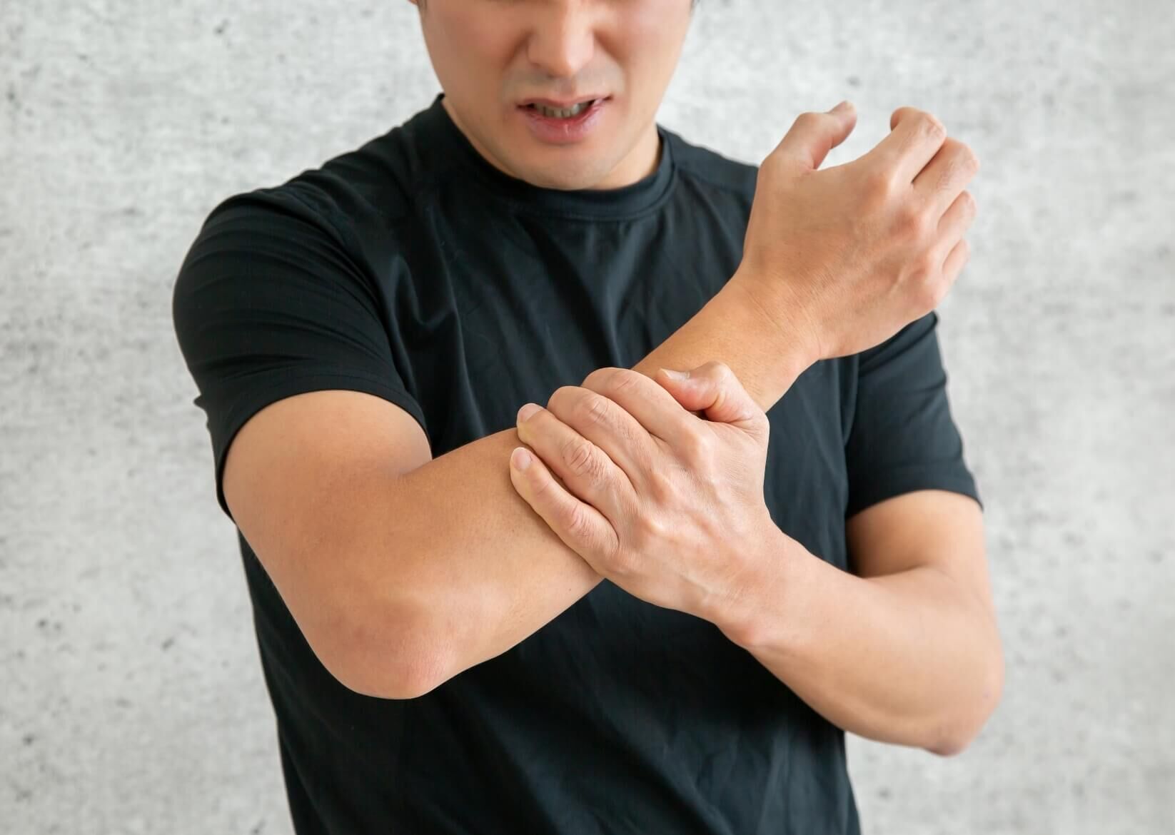 浜松市で「手のしびれ・指先の違和感」にお悩みの方へ｜首や肩が原因かもしれません